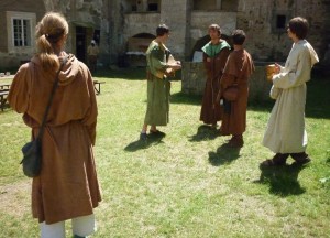 m1 Pracující plebs na nádvoří, kde čeká na další rozkazy stráží